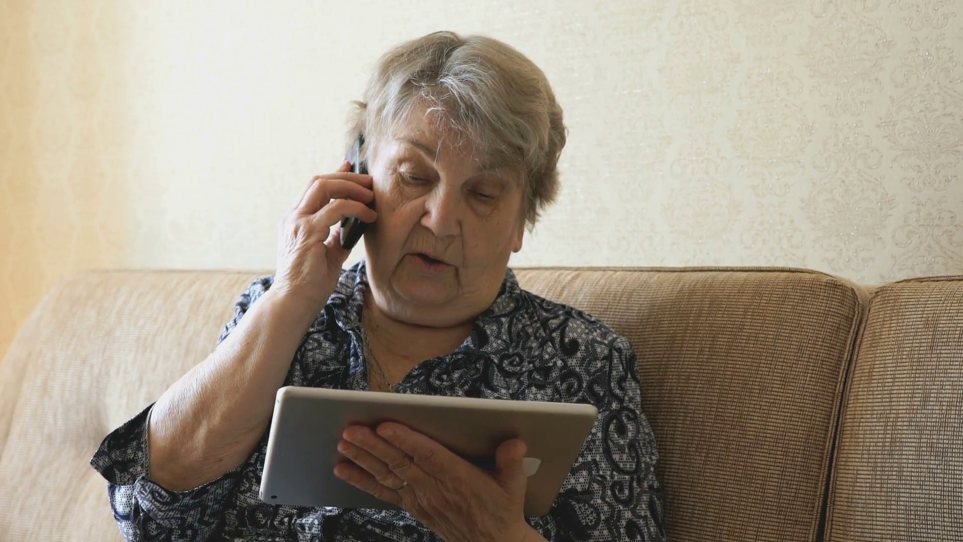 Телефон для пенсионеров. Бабушка с мобильником. Бабуля с телефоном. Бабушка говорит по телефону.