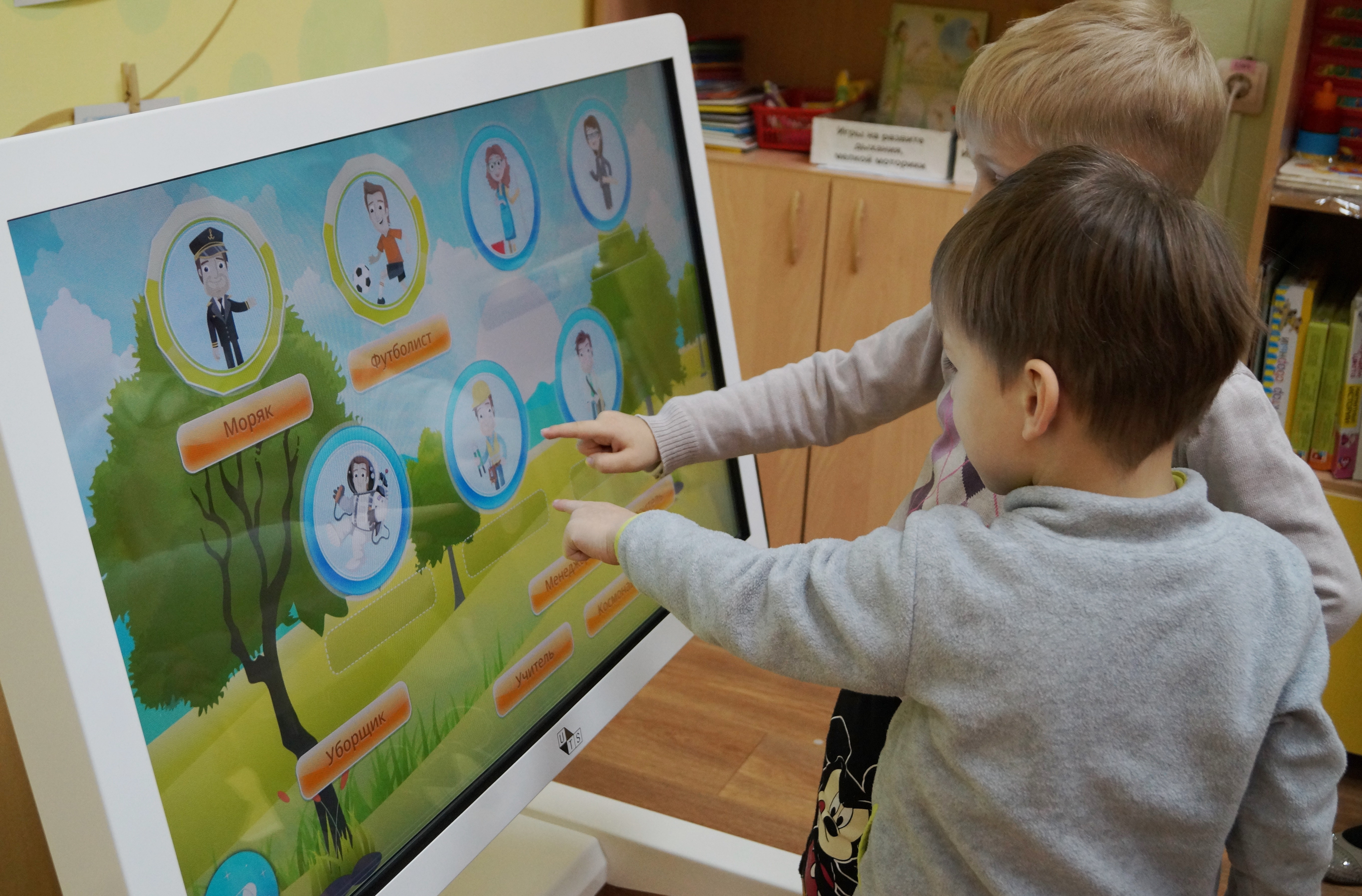 Наблюдая за жизнью животных дошкольники учатся. Интерактивная доска в детском саду. Интерактивная доска в ДОУ. Занятия на интерактивной доске в детском саду. Интерактивная панель для детского сада.